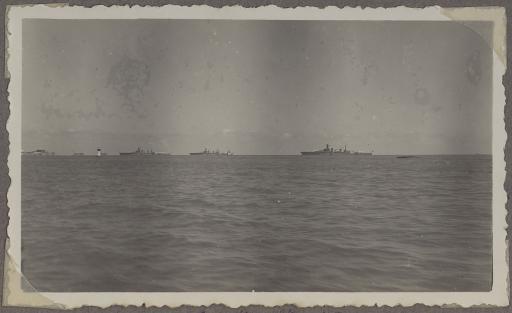 Trois croiseurs (Georges Leygues, Gloire et Montcalm) au mouillage à Port Hamilton (vue 1), le littoral des Bermudes vu de l'océan (vues 2-3).